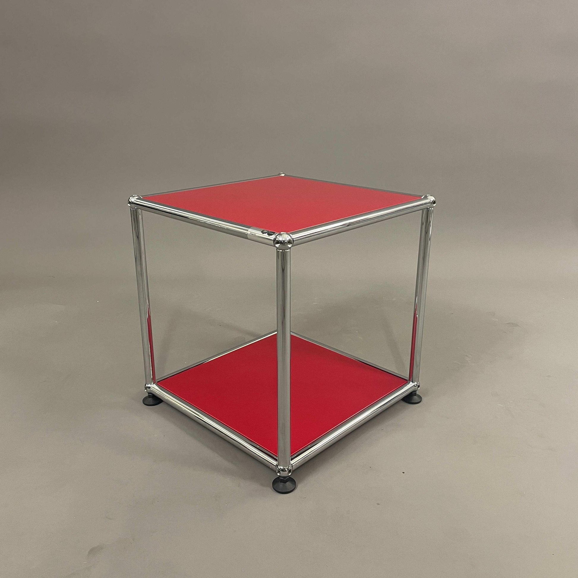 USM Haller Beistelltisch 35x35 cm in Rot mit verchromtem Metallrahmen und klaren Seitenflächen