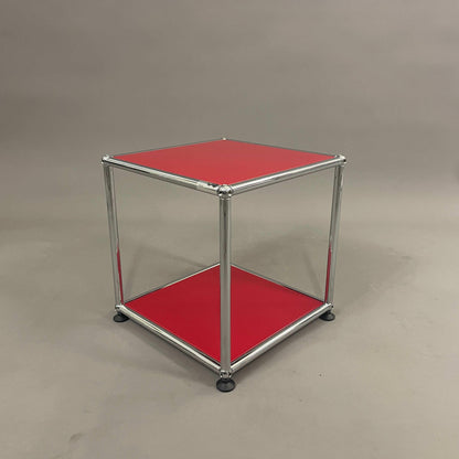 USM Haller Beistelltisch 35x35 cm in Rot mit verchromtem Metallrahmen und klaren Seitenflächen