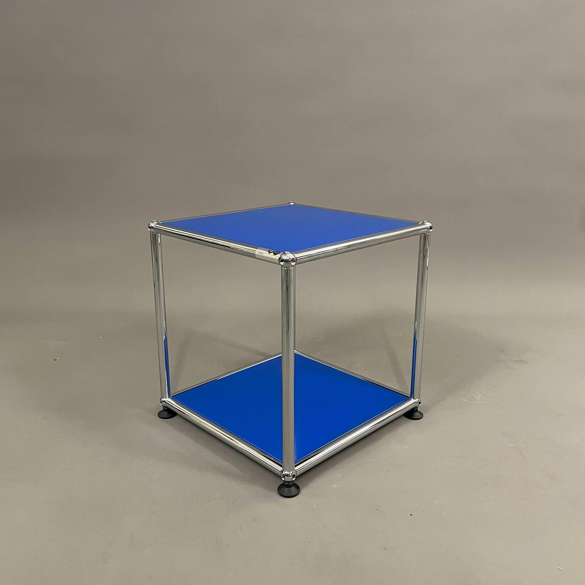 USM Haller Beistelltisch 35x35 cm in Blau mit verchromtem Gestell und quadratischer Tischplatte