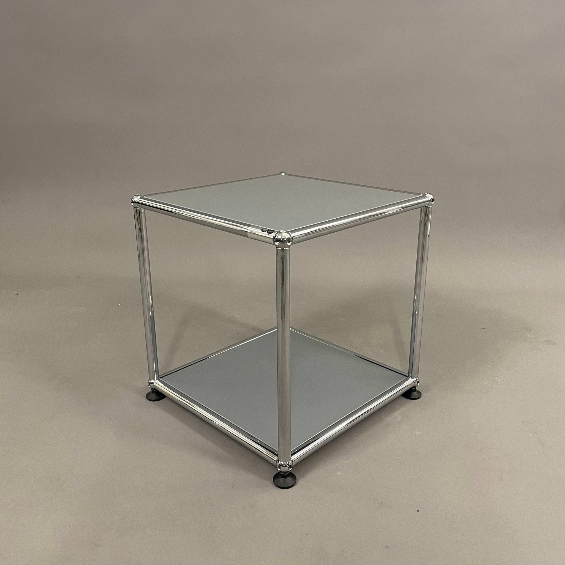 USM Haller Beistelltisch 38x38x39 cm in verschiedenen Farben mit Metallrahmen und quadratischer Ablagefläche