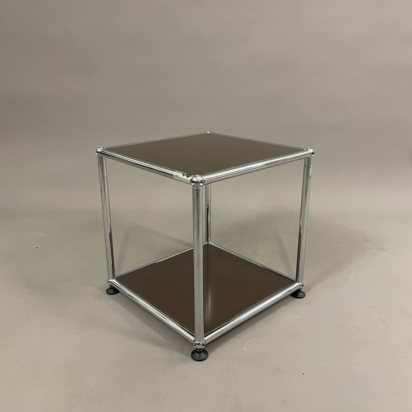 USM Haller Beistelltisch 38x38x39 cm in brauner Farbe mit chromfarbenem Gestell
