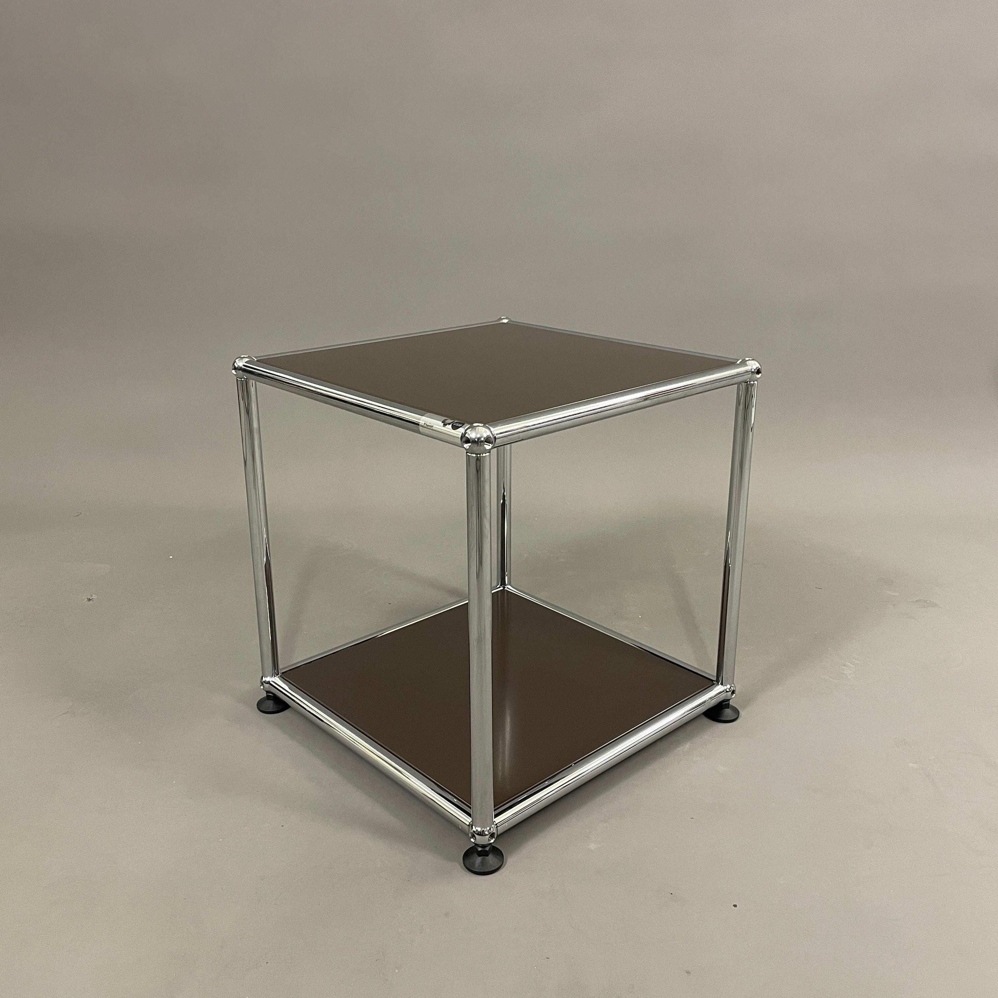 USM Haller Beistelltisch 38x38x39 cm in brauner Farbe mit chromfarbenem Gestell
