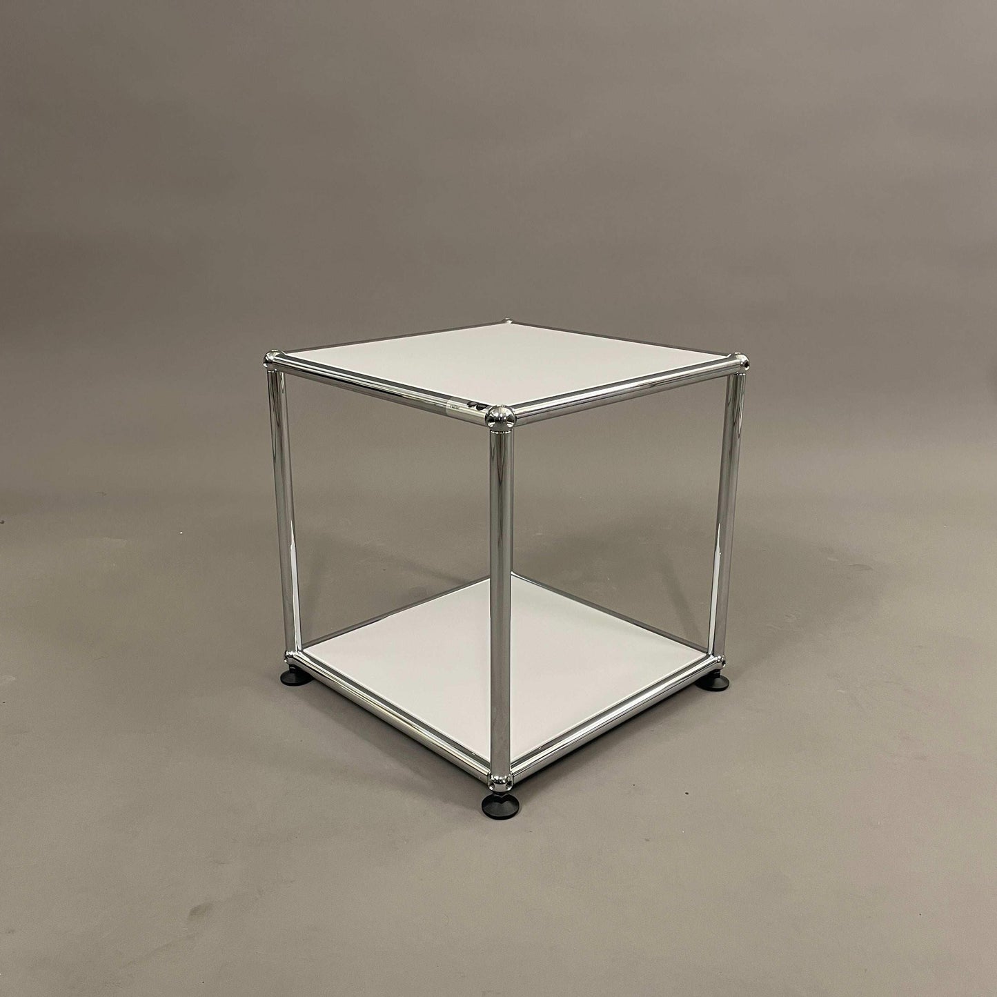 USM Haller Beistelltisch 38x38x39 cm in weiß mit Metallrahmen und schwarzer Fußstütze