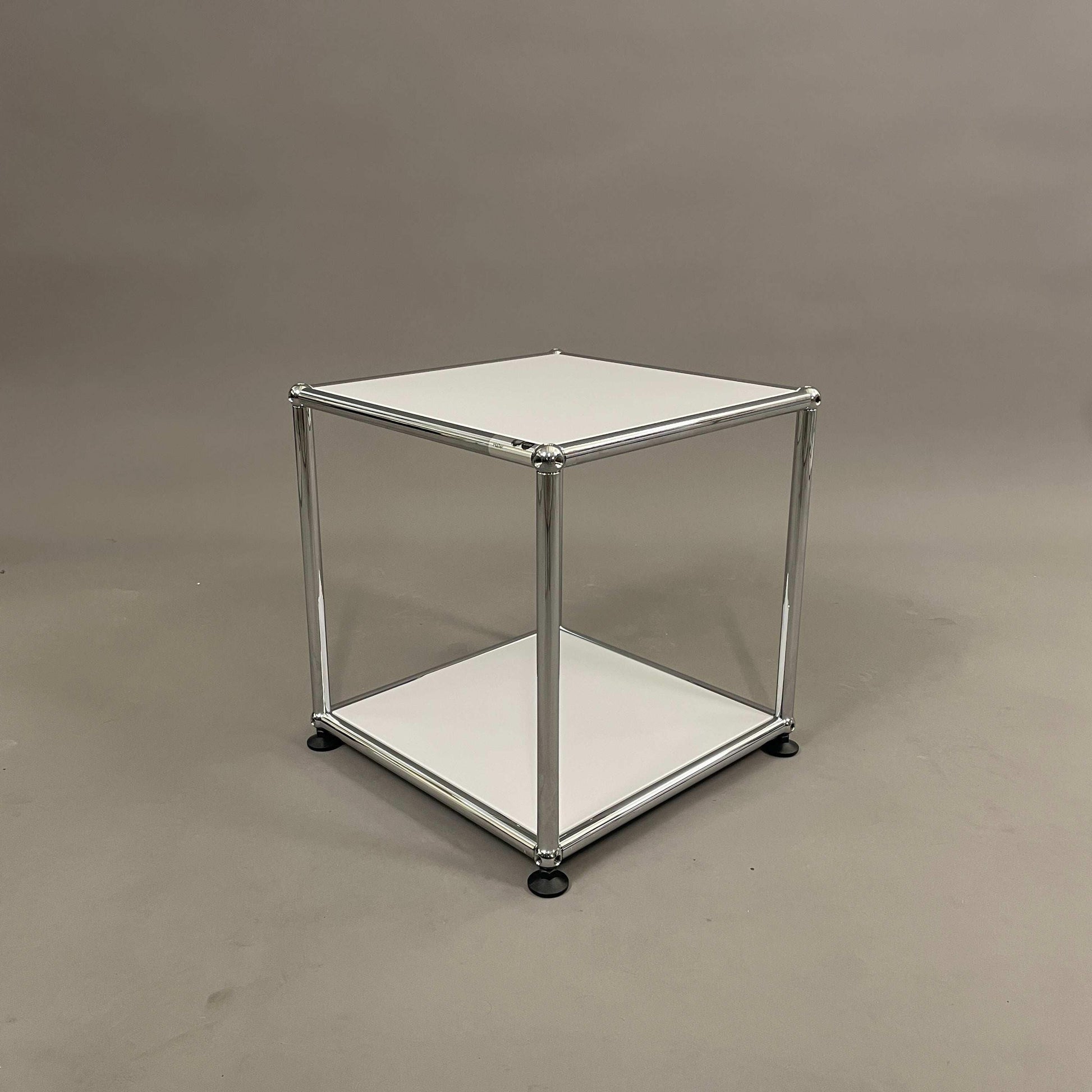 USM Haller Beistelltisch 38x38x39 cm in weiß mit Metallrahmen und schwarzer Fußstütze