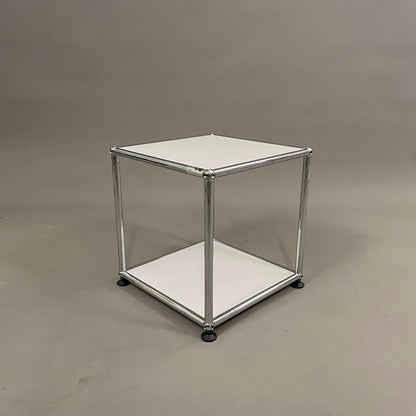 USM Haller Beistelltisch 38x38x39 cm in weiß mit Metallrahmen und schwarzer Fußstütze