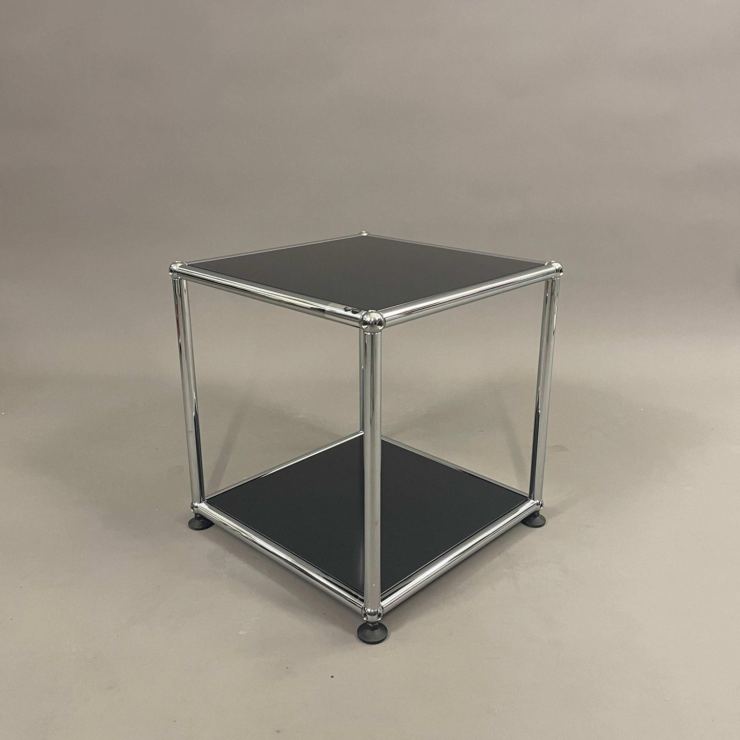 USM Haller Beistelltisch 38x38x39 cm Metallgestell mit schwarzen Ablageflächen in modernem Design