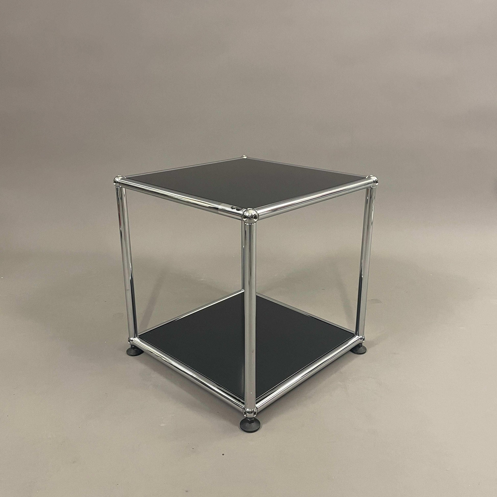 USM Haller Beistelltisch 38x38x39 cm Metallgestell mit schwarzen Ablageflächen in modernem Design