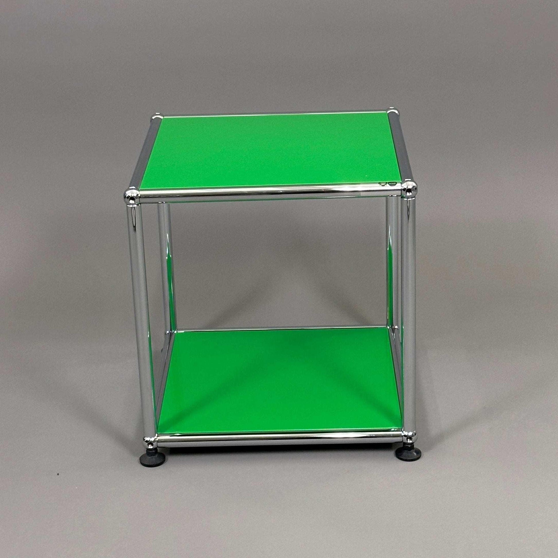 USM Haller Beistelltisch grün mit Metallrahmen 38x38x39 cm modern und vielseitig