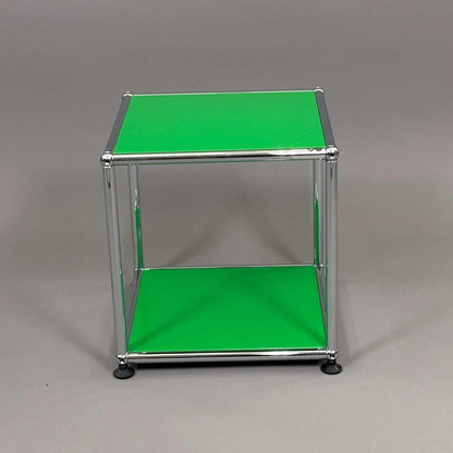 USM Haller Beistelltisch grün mit Metallrahmen 38x38x39 cm modern und vielseitig
