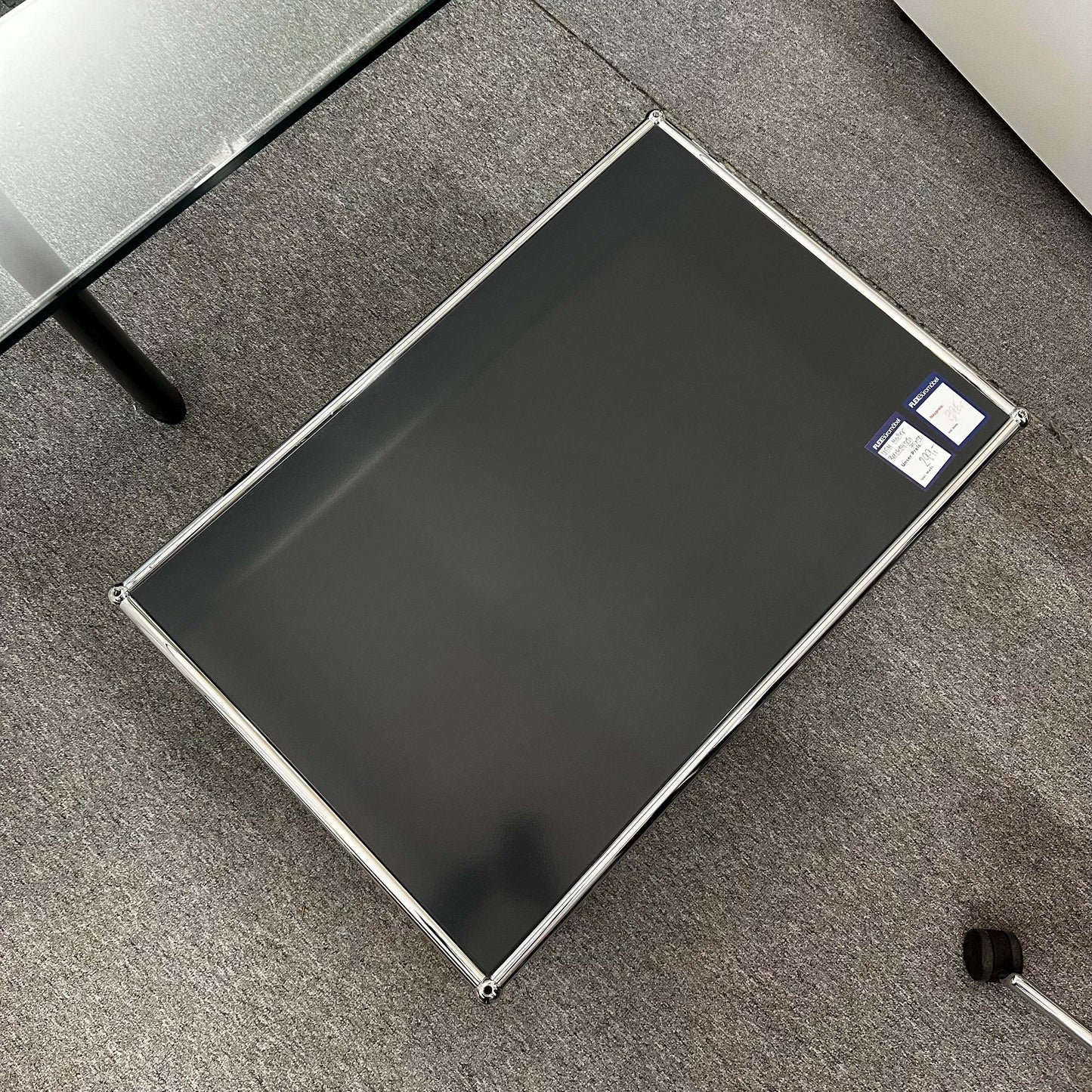 USM Haller Beistelltisch anthracite side table 75x40x50 cm on carpet