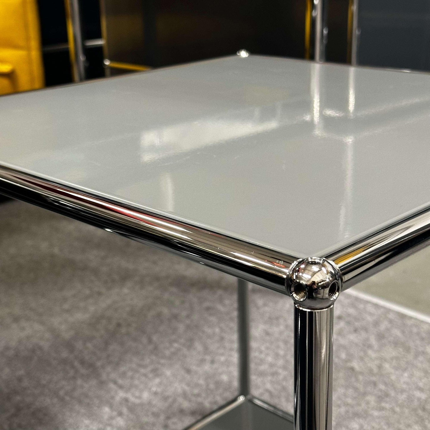 USM Haller Beistelltisch in medium gray with chrome frame and square tabletop