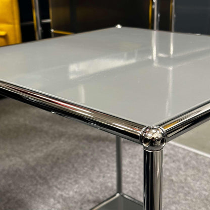 USM Haller Beistelltisch in medium gray with chrome frame and square tabletop