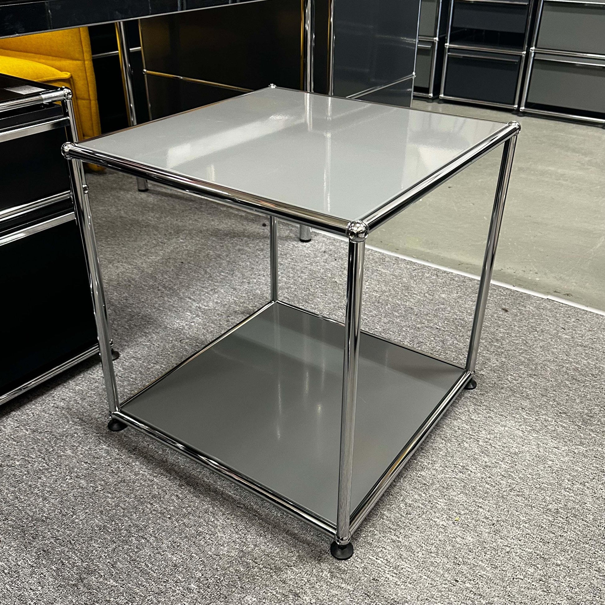 USM Haller Beistelltisch in mittelgrau with chrome frame and two shelves, modern side table 51.5 x 54.5 x 51.5 cm