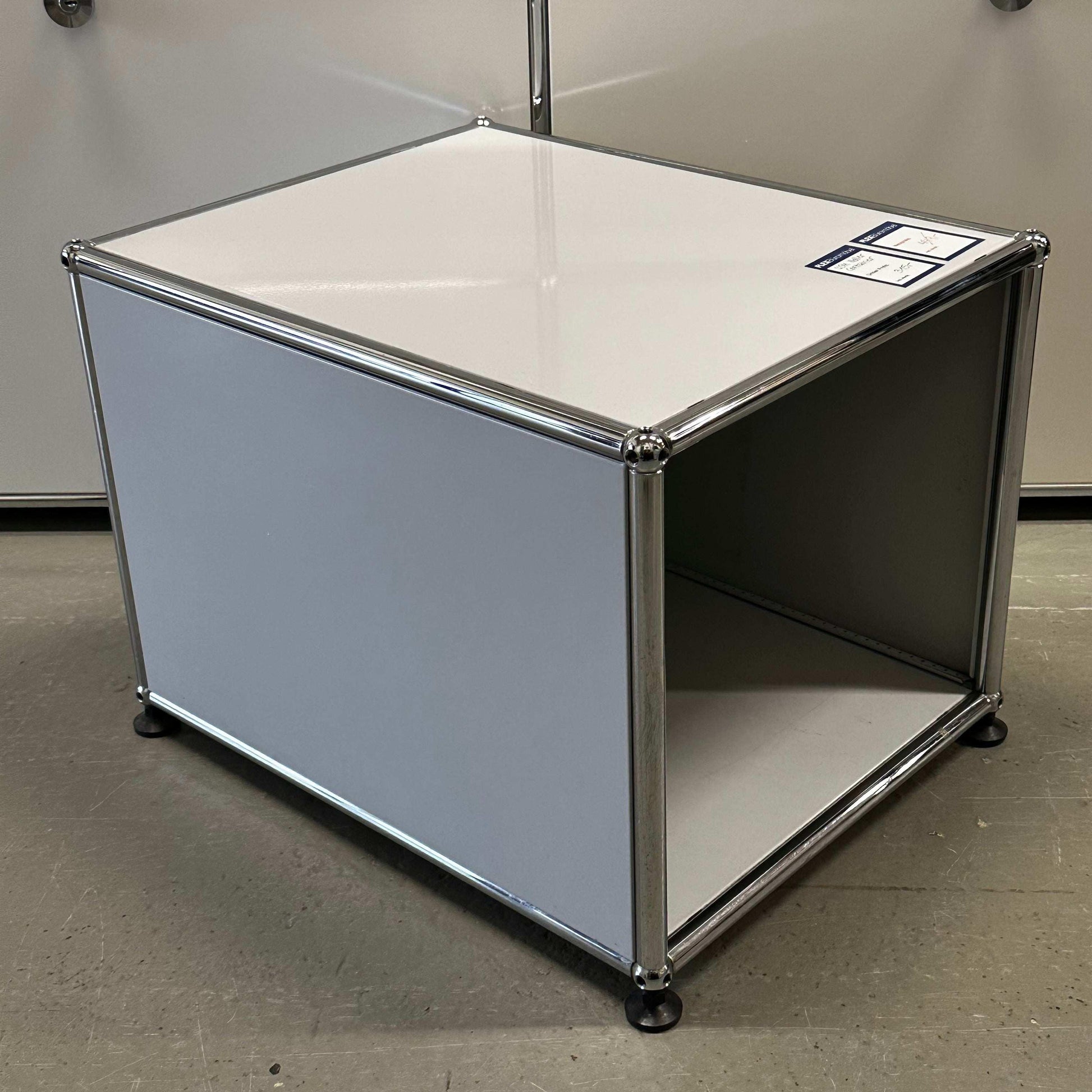 USM Haller Beistelltisch cube side table in light gray with metal frame and open storage space