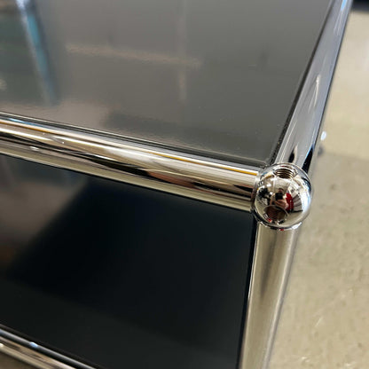 Close-up of USM Haller Beistelltisch anthracite side table with chrome frame and 53x53x30cm dimensions