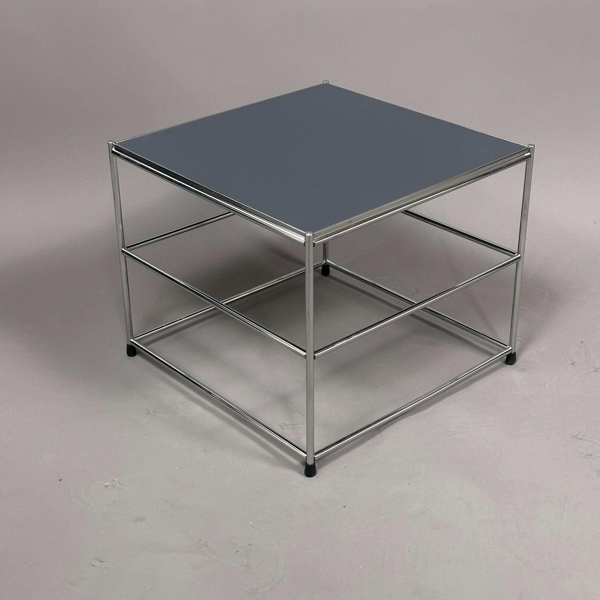 USM Haller Beistelltisch anthrazit mit verchromtem Stahlgestell und 6mm HPL Tischplatte, upcycled Design