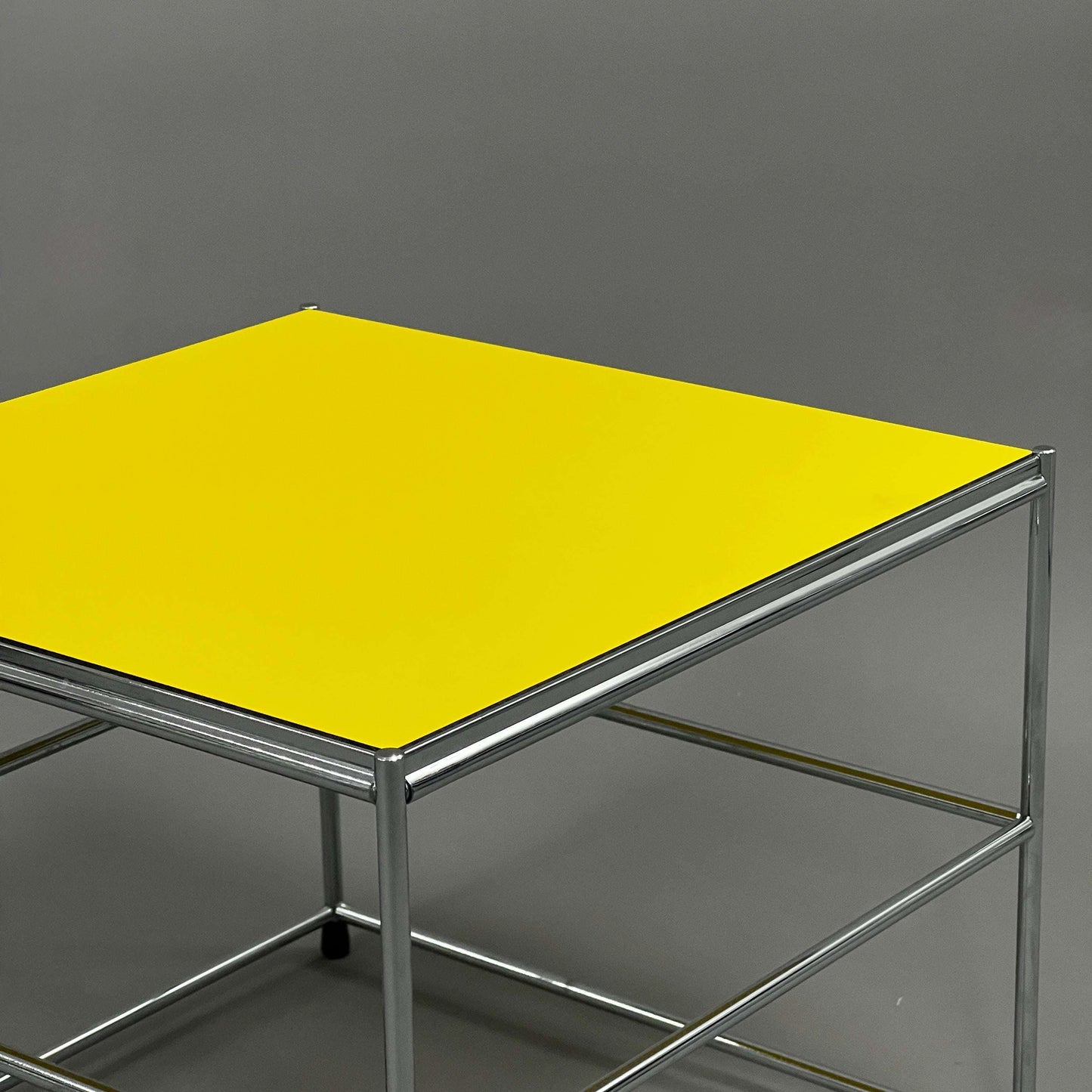 USM Haller Beistelltisch gelb upcycled mit verchromtem Stahlgestell und gelber HPL Tischplatte