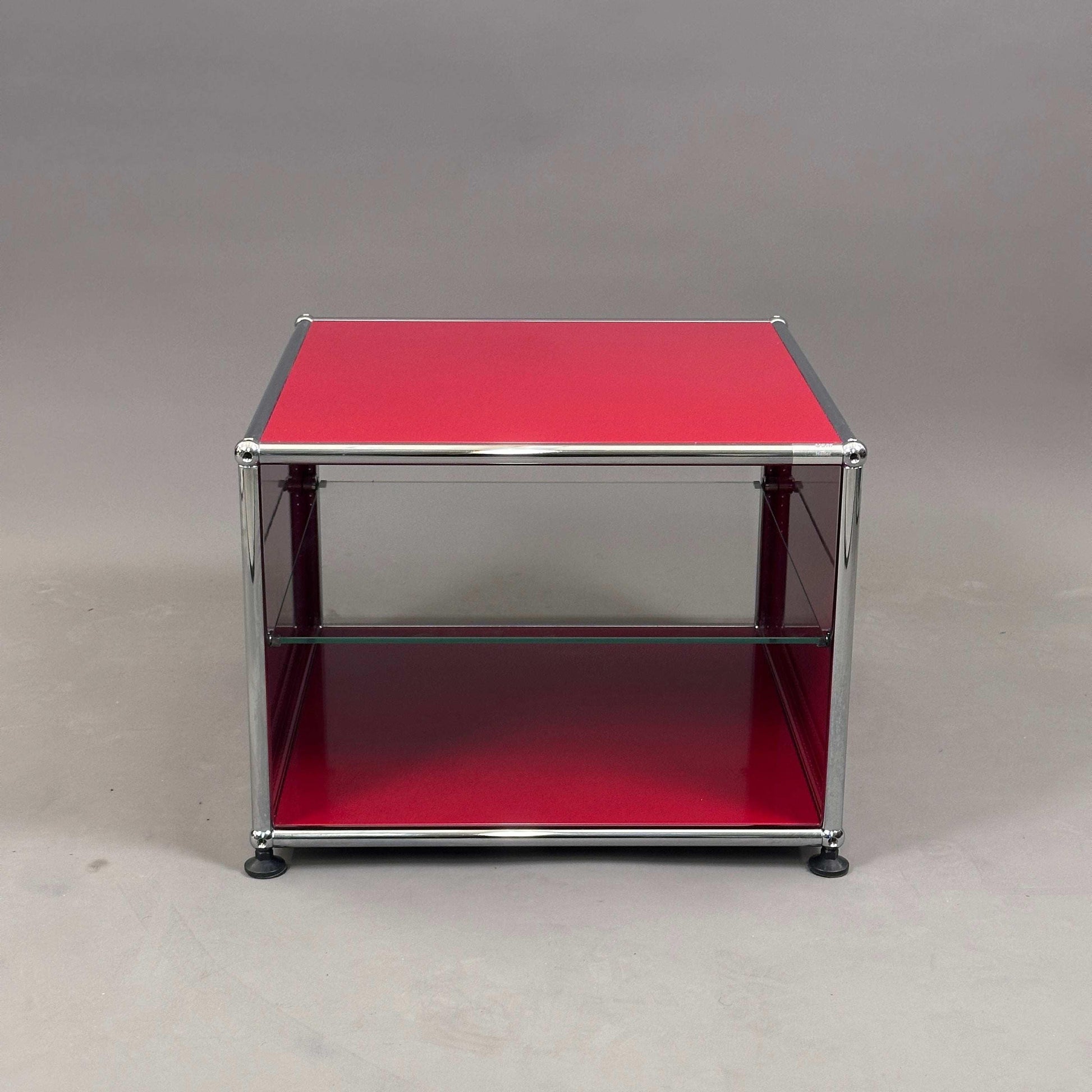 USM Haller Beistelltisch rubinrot mit Glastablar und Metallrahmen, 39x53x53 cm