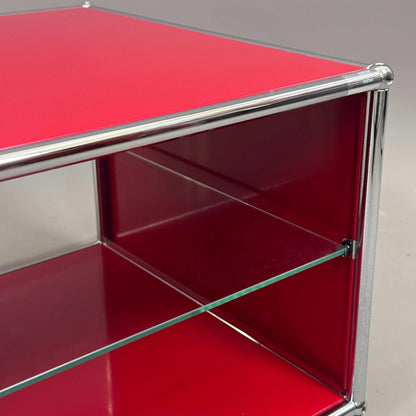USM Haller Beistelltisch in Rubinrot mit Glastablar und Metallrahmen in modernem Design