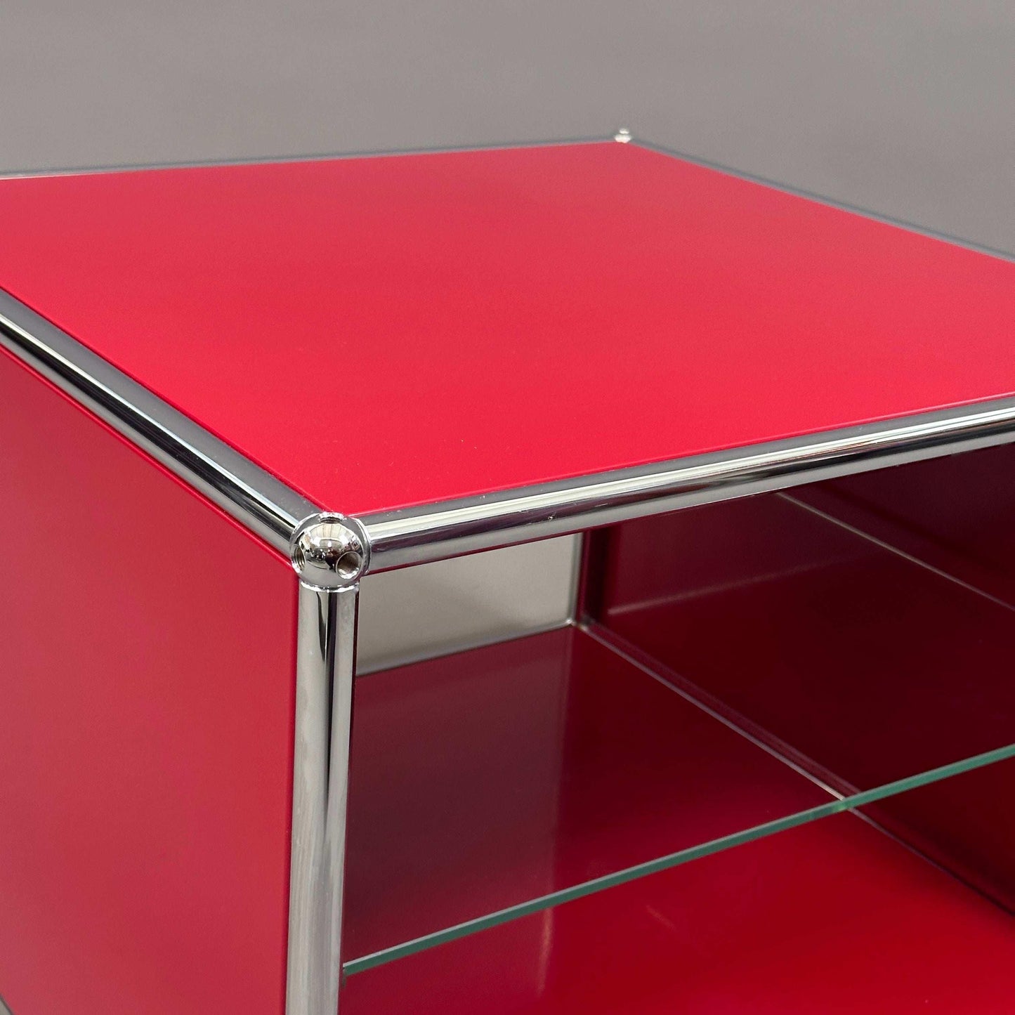 USM Haller Beistelltisch in rubinrot mit Glastablar und chromfarbenem Rahmen, Größe 39x53x53 cm