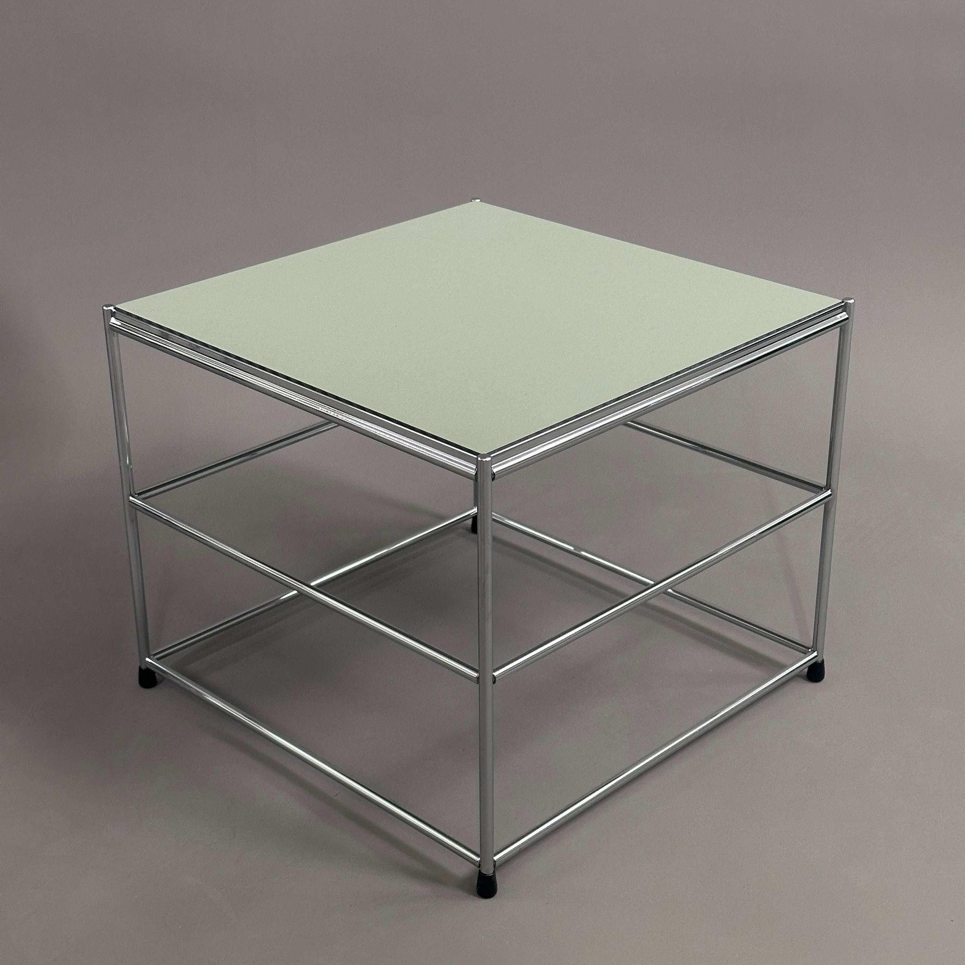 USM Haller Beistelltisch upcycled mit verchromtem Stahlgestell und farbiger HPL-Tischplatte