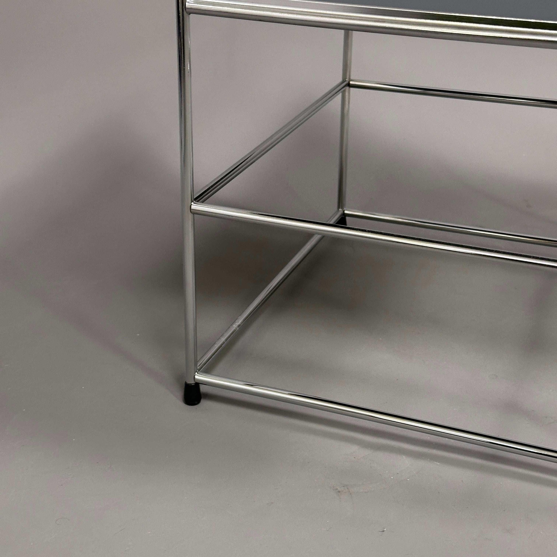 USM Haller Beistelltisch upcycled mit verchromtem Stahlgestell und HPL Platte in verschiedenen Farben