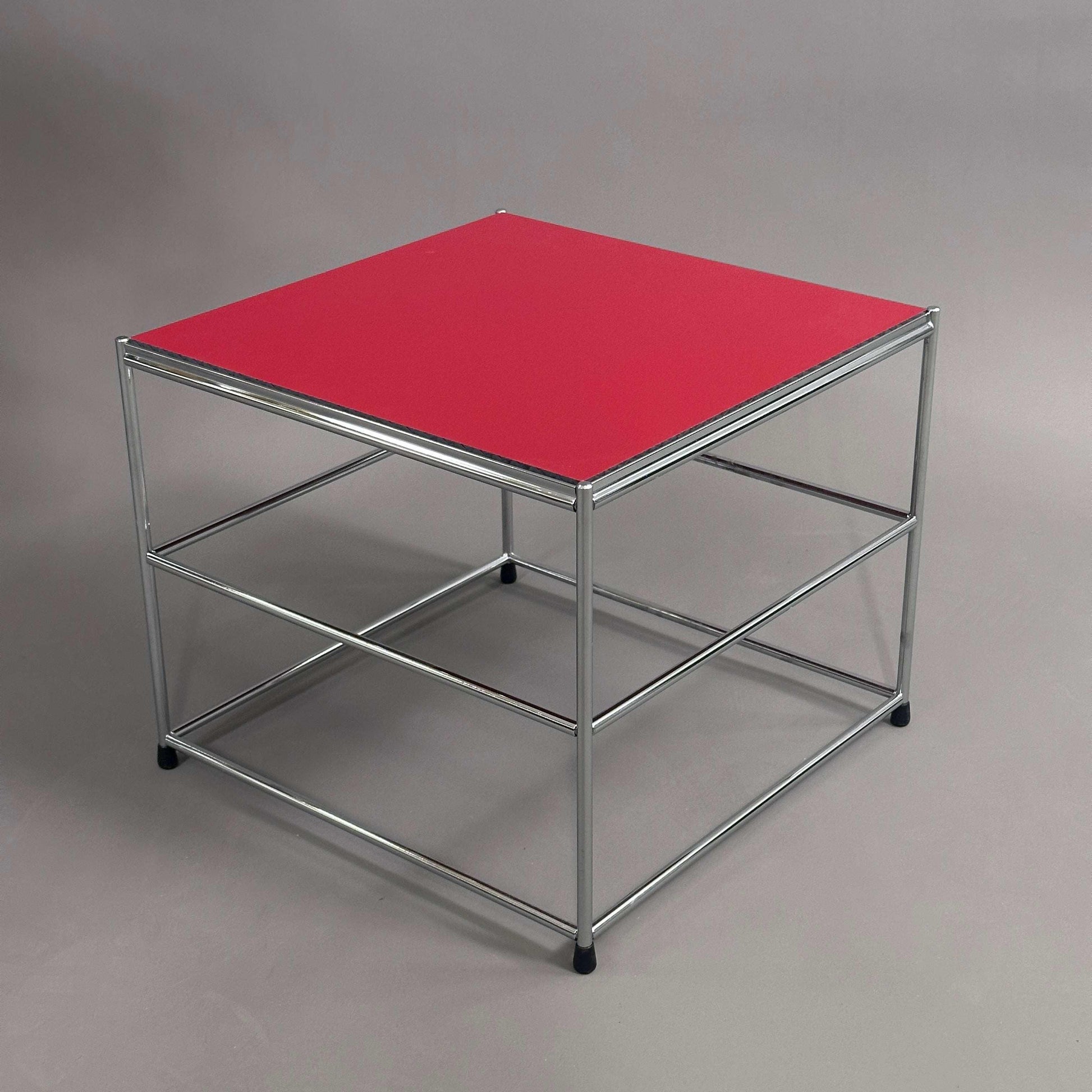 USM Haller Beistelltisch upcycled mit verchromtem Stahlgestell und roter HPL-Tischplatte, 28x34x34 cm