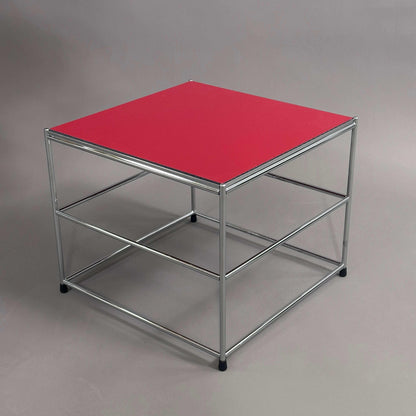 USM Haller Beistelltisch upcycled mit verchromtem Stahlgestell und roter HPL-Tischplatte, 28x34x34 cm