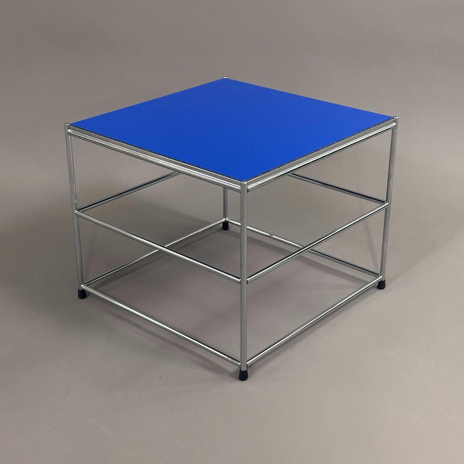 USM Haller Beistelltisch upcycled mit blauem HPL Tischplatte und verchromtem Stahlgestell