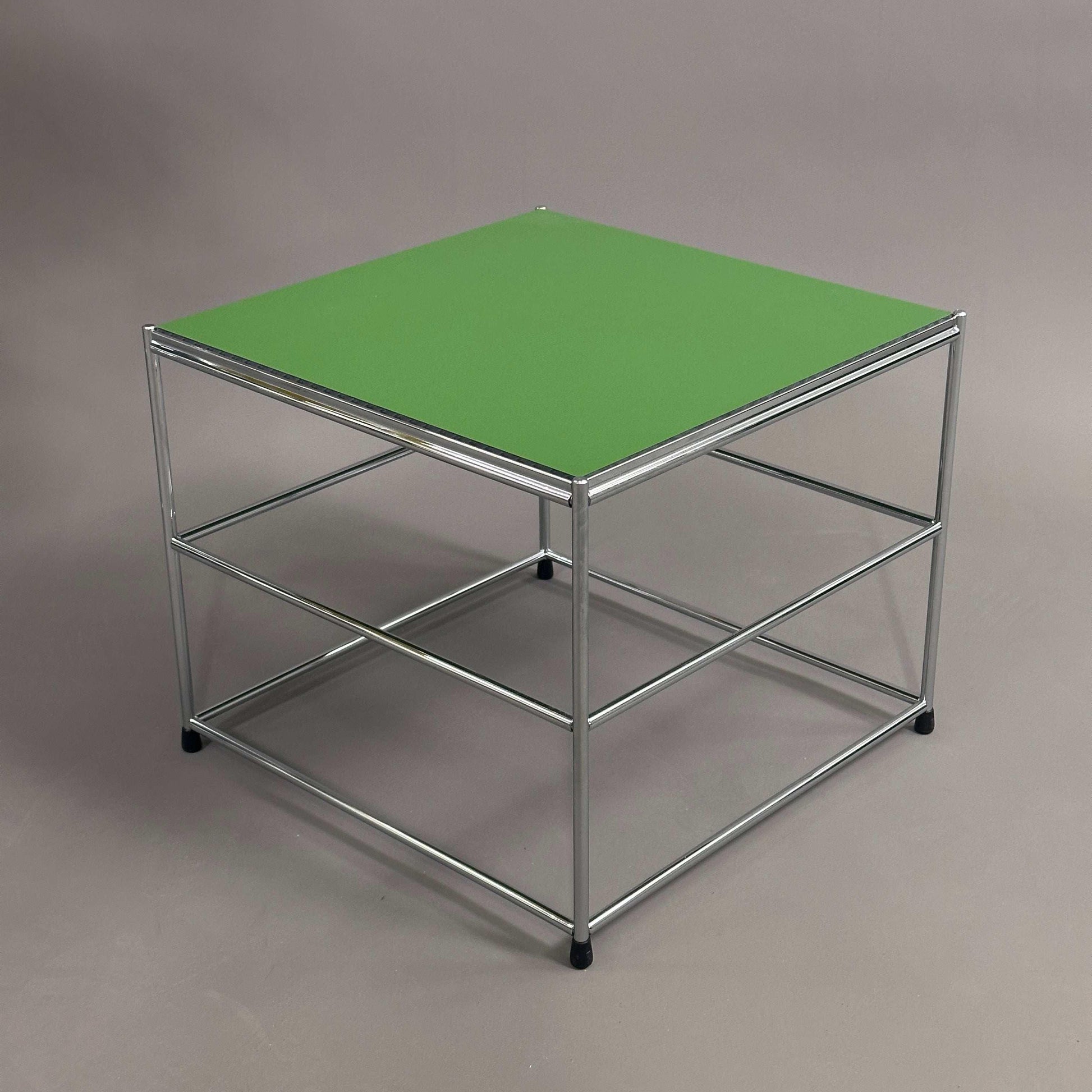 USM Haller Beistelltisch upcycled mit grün lackierter HPL-Tischplatte und verchromtem Stahlgestell