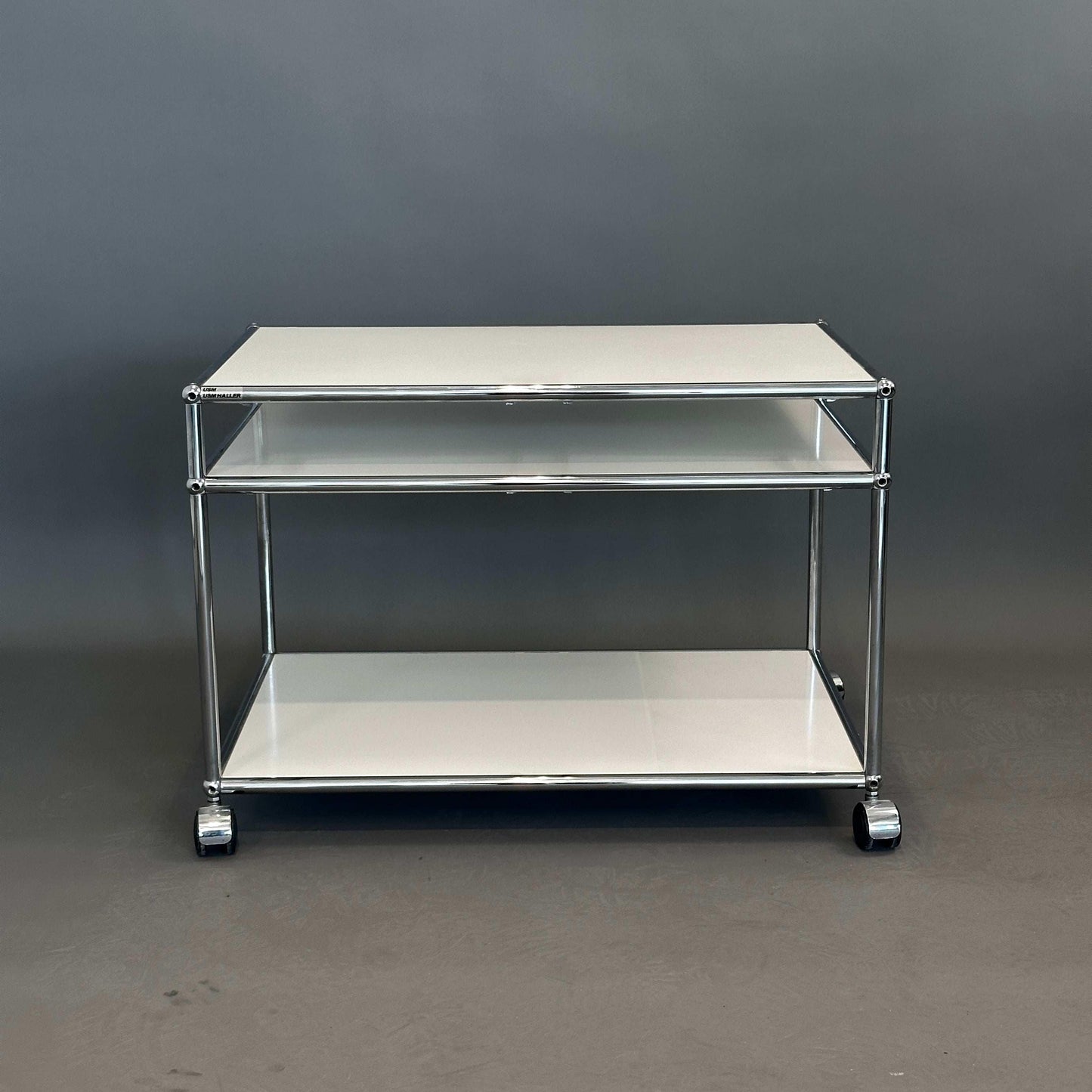 USM Haller Beistelltisch weiß mit Rollen 50 cm tief, 78x53x53 cm, modernes Design