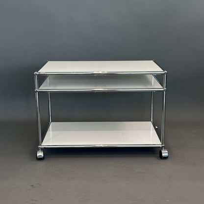 USM Haller Beistelltisch weiß mit Rollen 50 cm tief, 78x53x53 cm, modernes Design