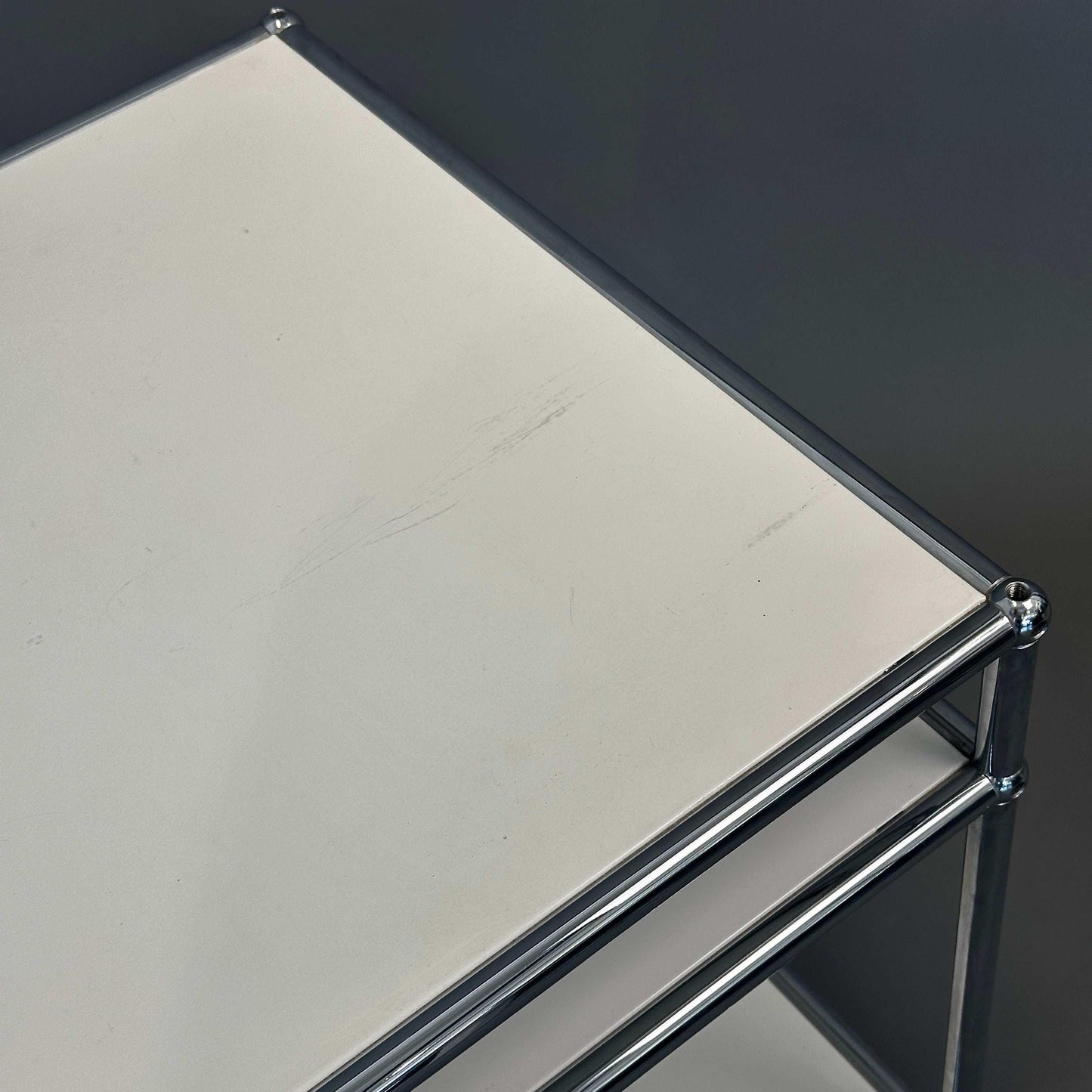 USM Haller Beistelltisch weiß mit Rollen, 50 cm tief, modernes Design, 78x53x53 cm, Einzelstück