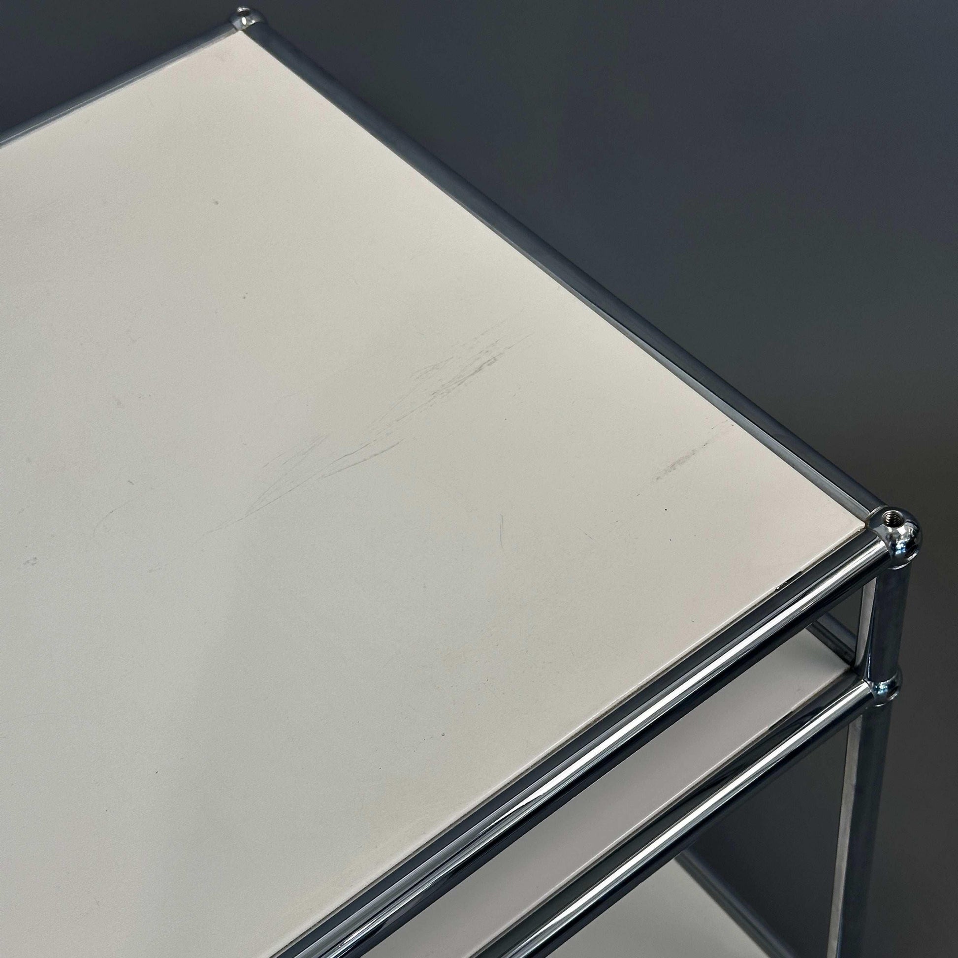 USM Haller Beistelltisch weiß mit Rollen, 50 cm tief, modernes Design, 78x53x53 cm, Einzelstück