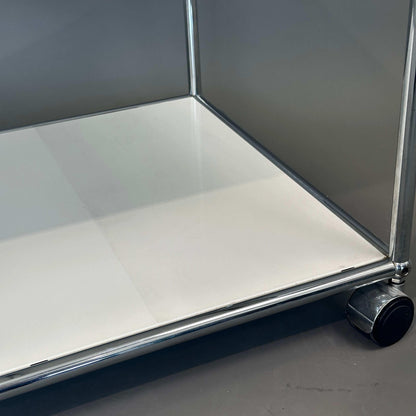 USM Haller weißer Beistelltisch mit Rollen, 50 cm tief, close-up der Ablagefläche und Laufrolle