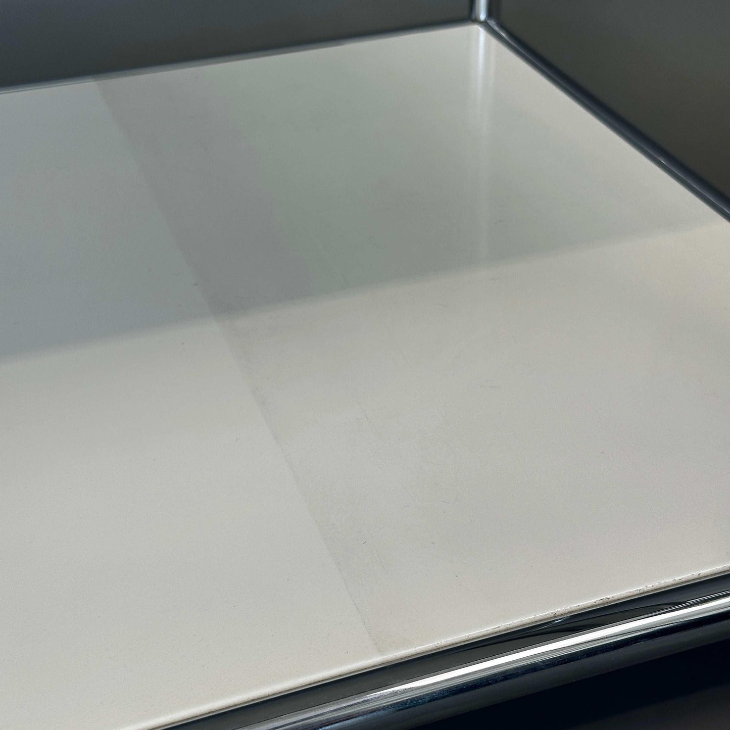 USM Haller weißer Beistelltisch mit Rollen 50 cm tief modernes Design