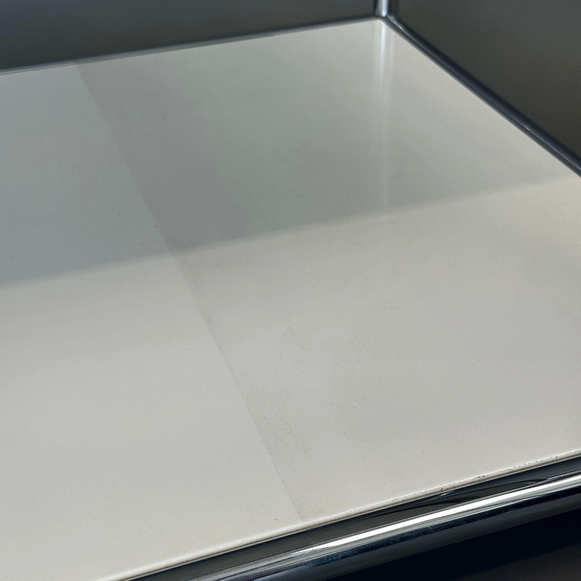 USM Haller weißer Beistelltisch mit Rollen 50 cm tief modernes Design