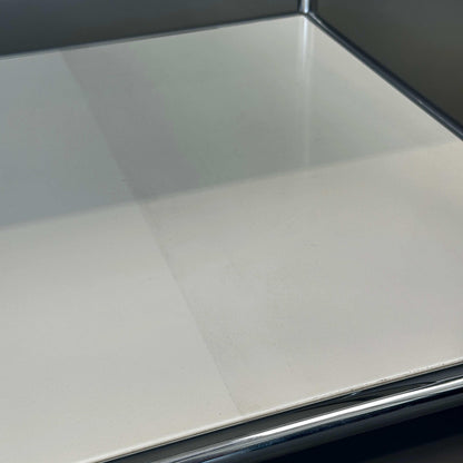 USM Haller weißer Beistelltisch mit Rollen 50 cm tief modernes Design