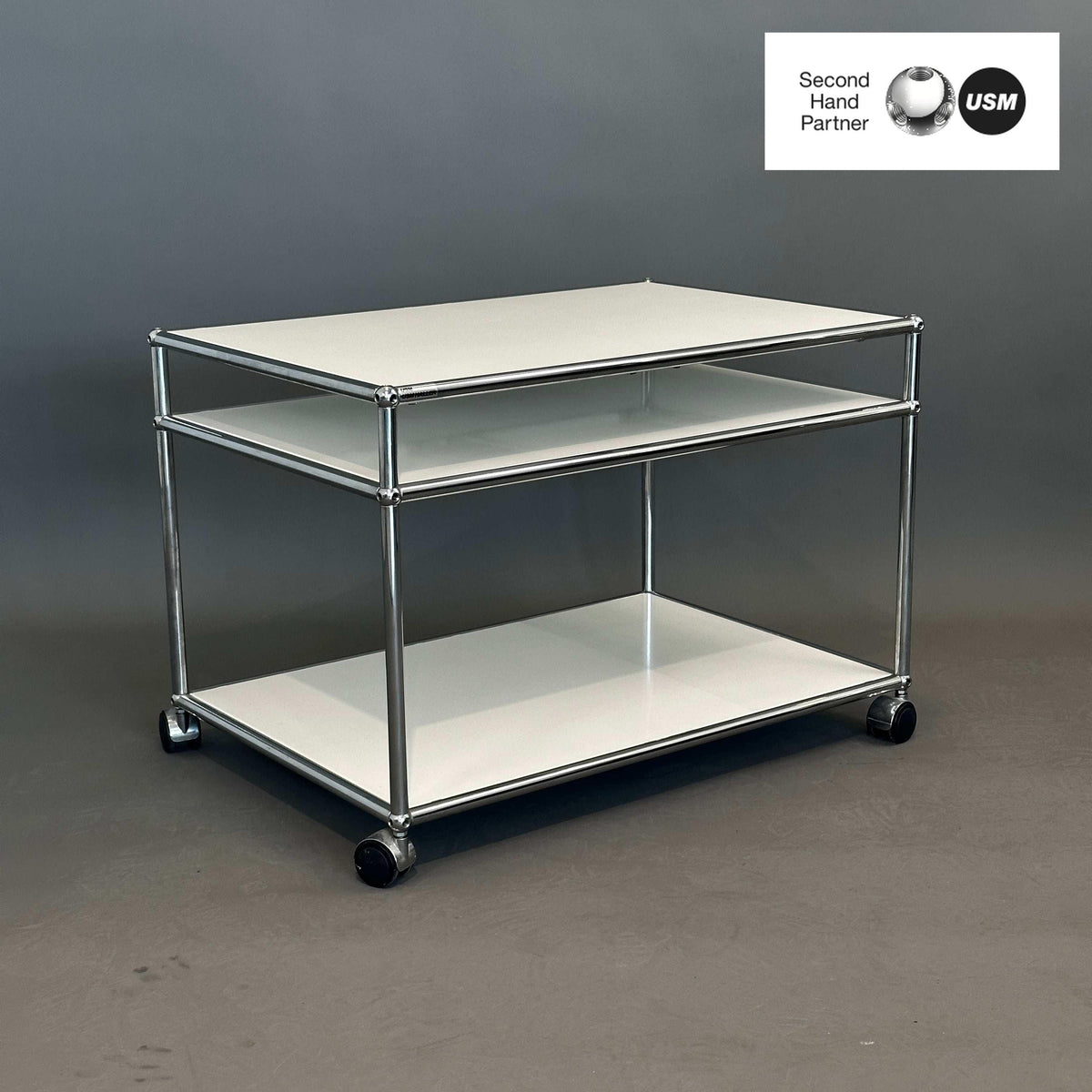 USM Haller | Beistelltisch weiß mit Rollen | 50er Tiefe | 78x53x53 cm | Einzelstück | Gebrauchte Büromöbel