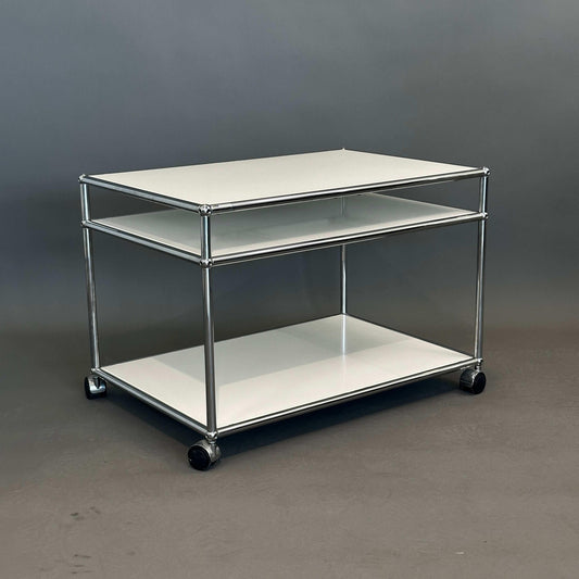USM Haller weißer Beistelltisch mit Rollen und zwei Ablageflächen 78x53x53 cm