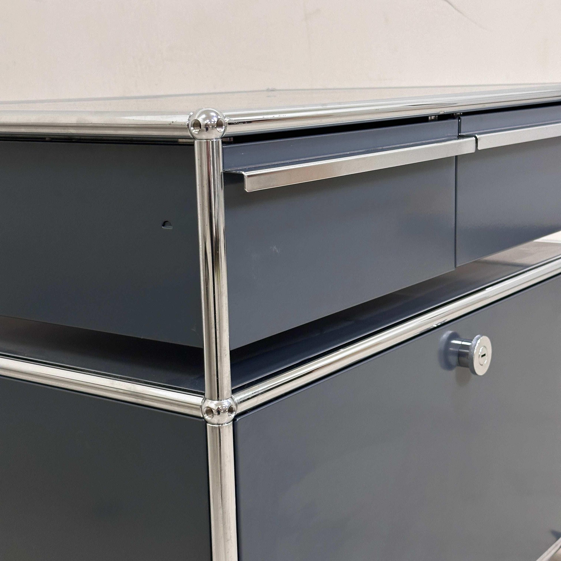 USM Haller Doppelcontainer anthrazit mit verchromtem Rahmen und Griffen in modernem Design