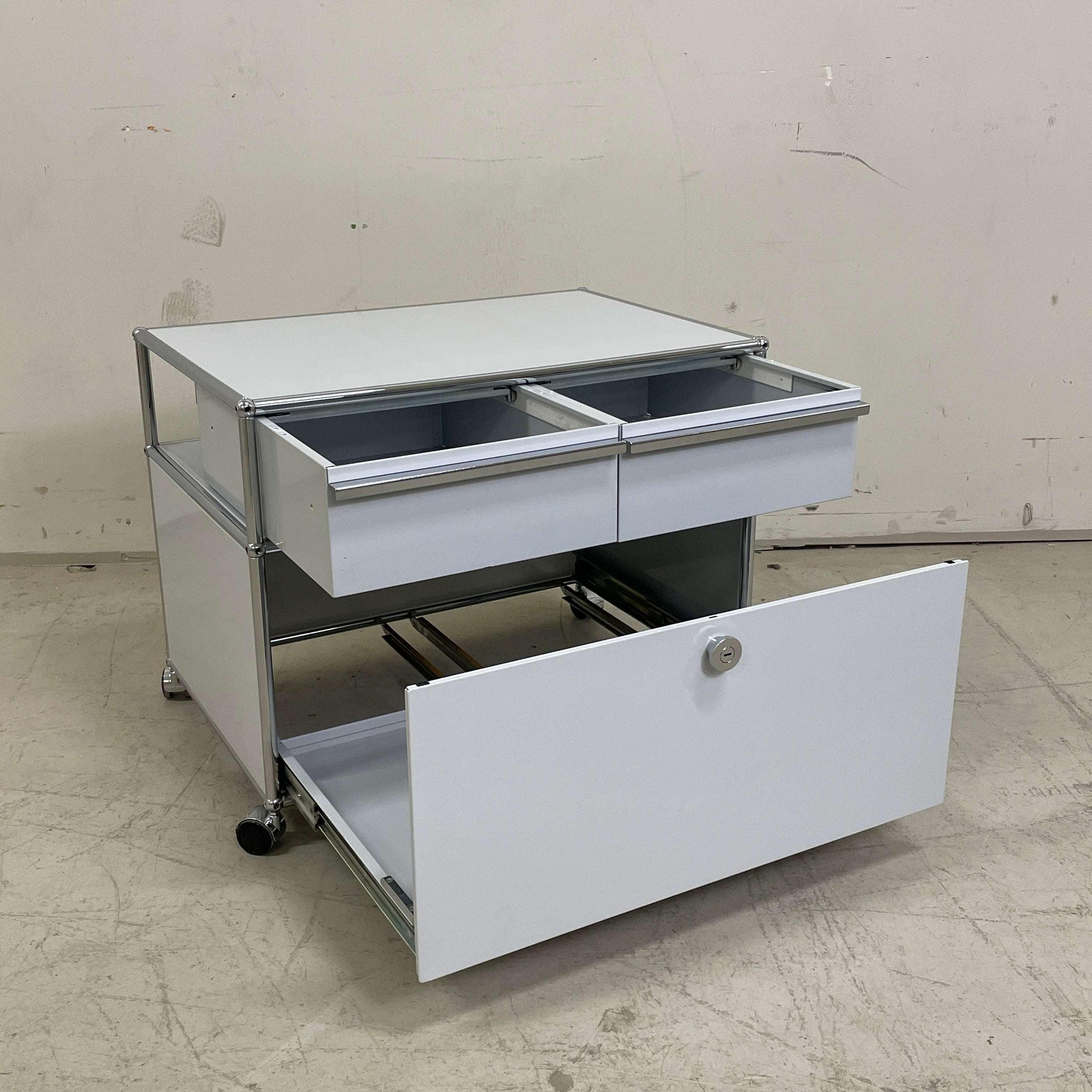 USM Haller Doppelcontainer lichtgrau mit zwei Schubladen und Rollen, Maße 77x52x56,5 cm