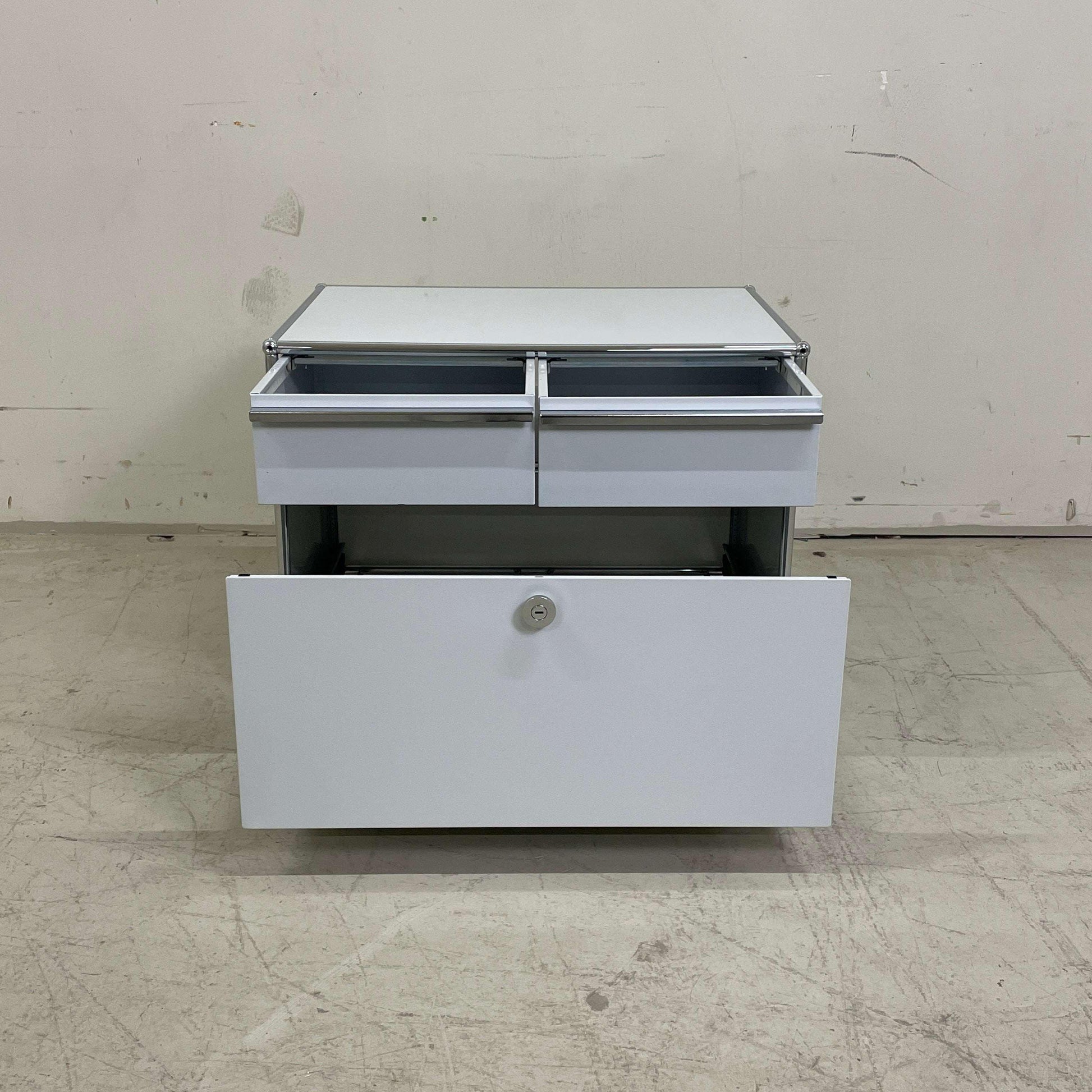 USM Haller Doppelcontainer lichtgrau mit drei Schubladen und Schloss, Maße 77x52x56,5 cm