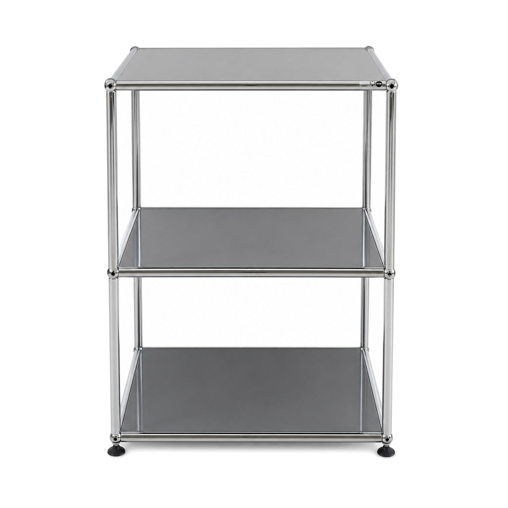 USM Haller Beistelltisch in Mittelgrau mit drei Ebenen, verchromtem Stahlrohrgestell und 53x53x74 cm Maßen.