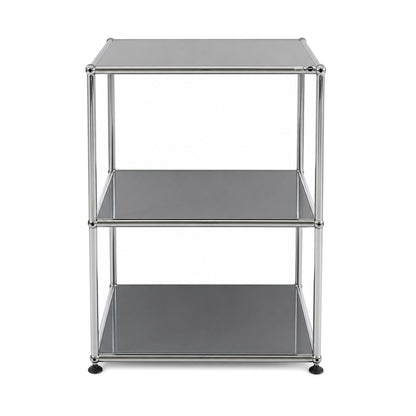 USM Haller Beistelltisch in Mittelgrau mit drei Ebenen, verchromtem Stahlrohrgestell und 53x53x74 cm Maßen.