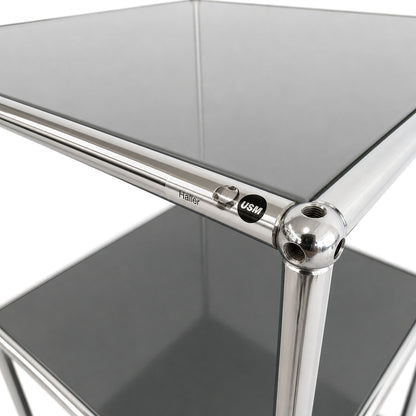 USM Haller Beistelltisch in Mittelgrau mit verchromtem Stahlrohrrahmen und zwei Glasablagen, 53x53x74 cm.