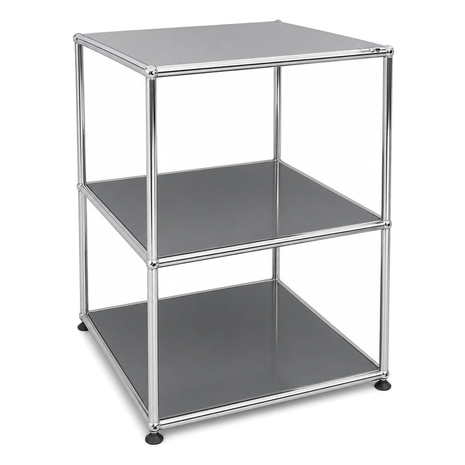 USM Haller Beistelltisch in Mittelgrau mit drei Ebenen, verchromtem Stahlrohrgestell und 53x53x74 cm Maßen.