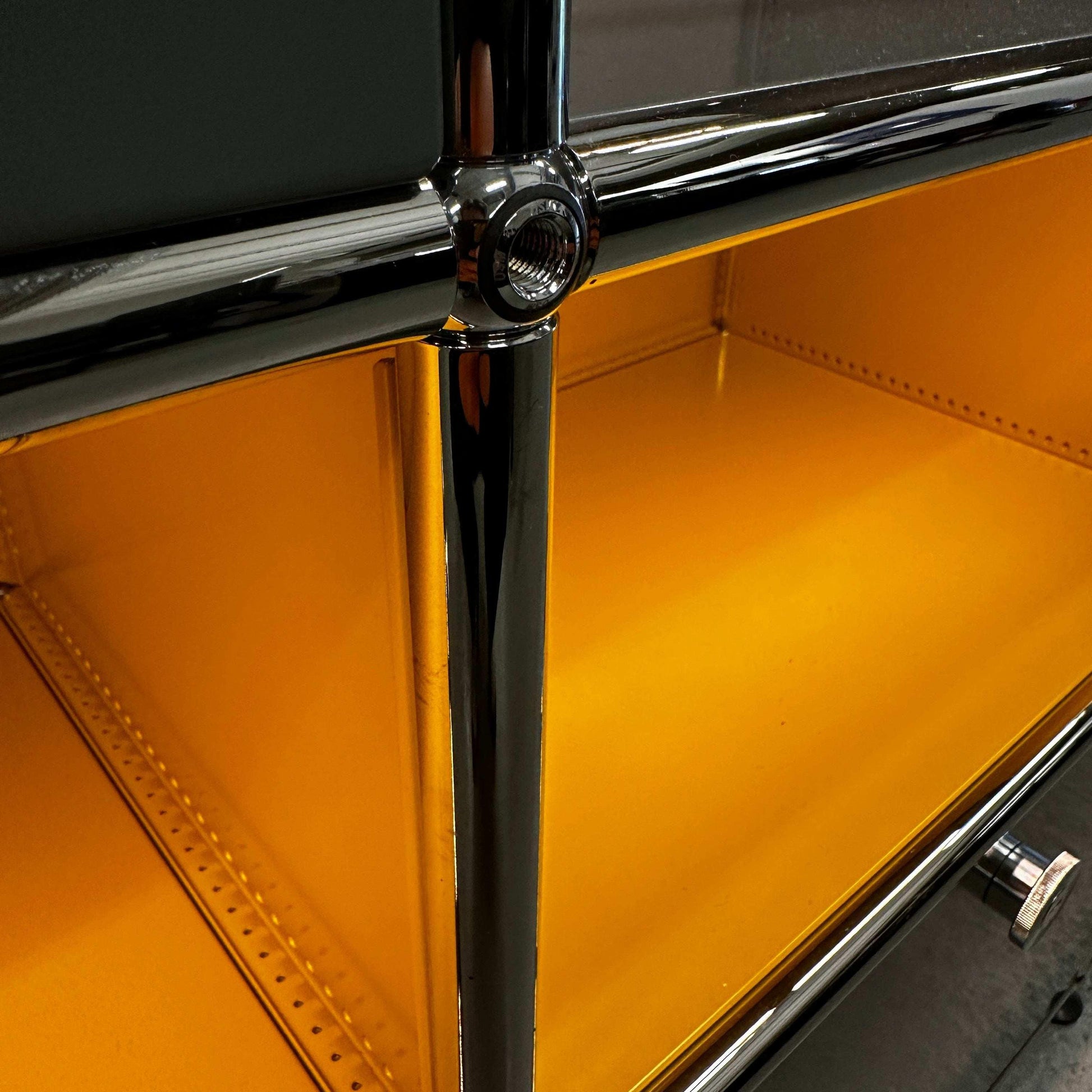 USM Haller E Highboard in Anthrazit mit goldgelben Fächern und integrierter Beleuchtung