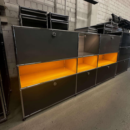 USM Haller E Highboard anthrazitgrau mit goldgelben beleuchteten Fächern und integriertem Stromsystem