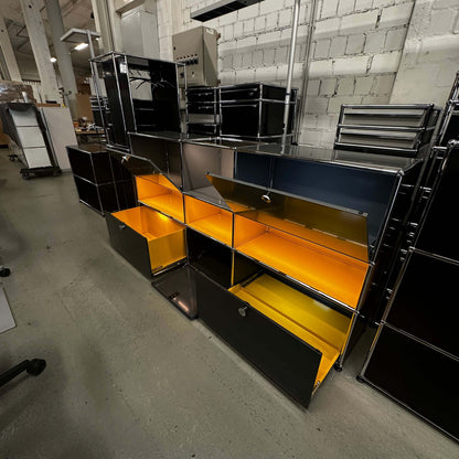 USM Haller E Highboard 3x3 anthrazit mit goldgelben beleuchteten Fächern und integriertem Stromsystem